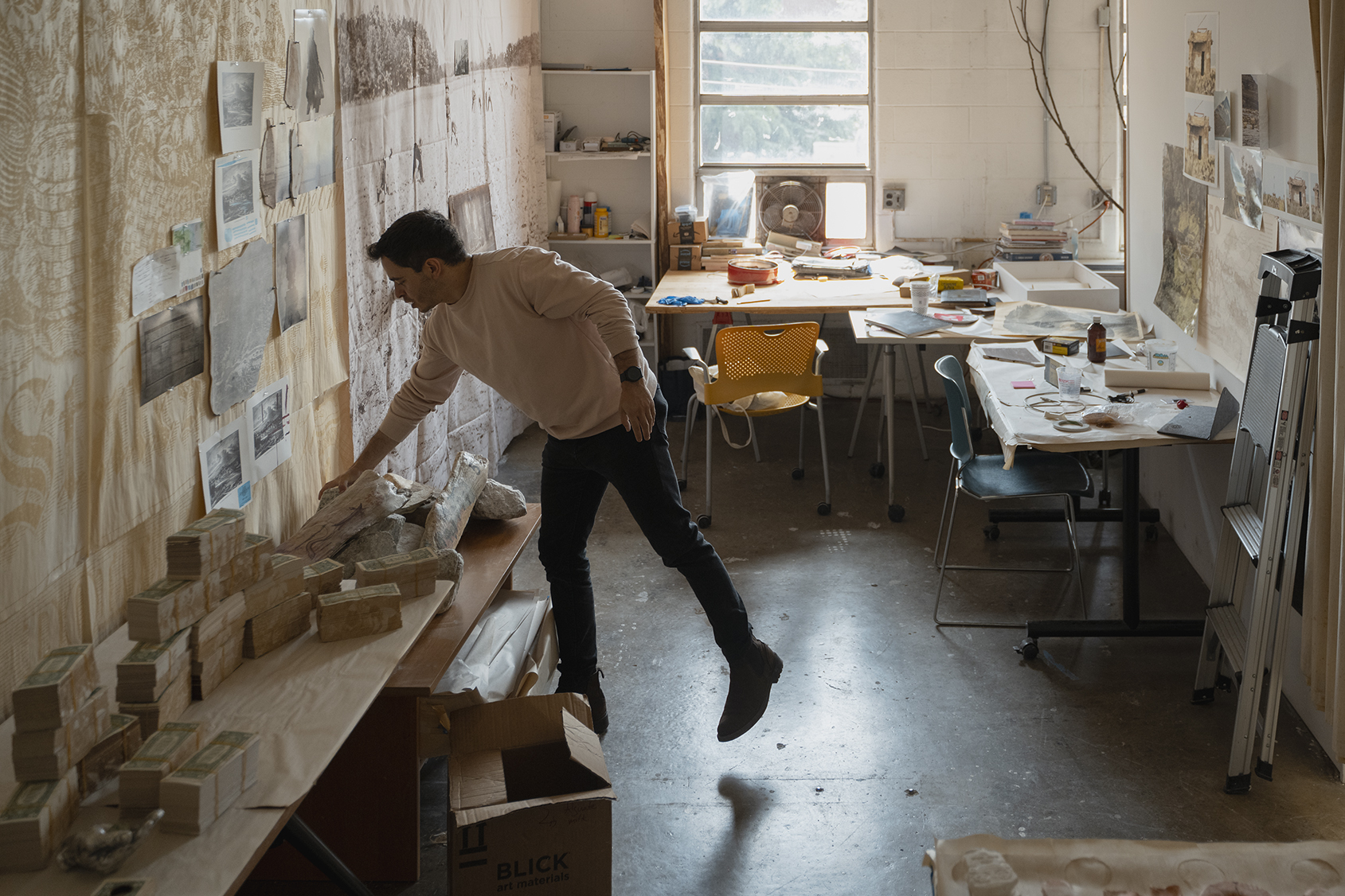 David Guarnizo working in his studio